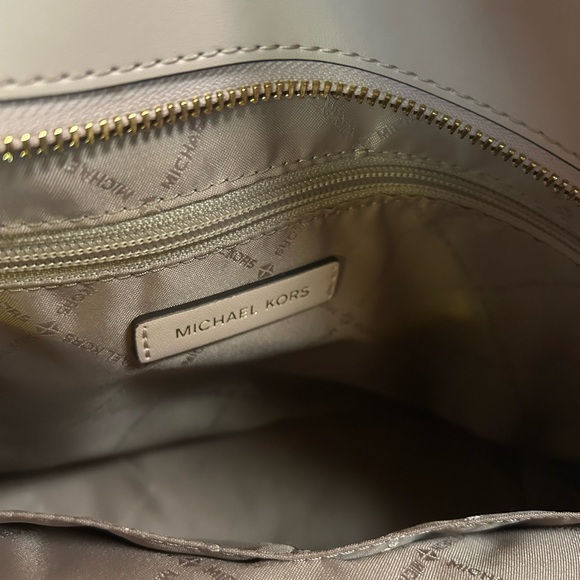 Michael Kors Rose Gold Shoulder Bag with Monogram Print - Picture 5 of 8